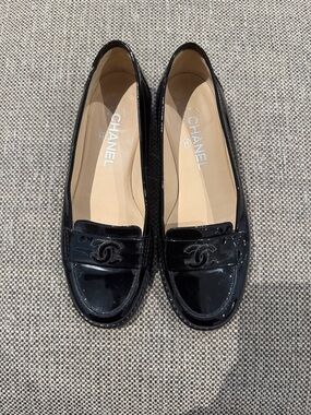 CHANEL Black Patent Leather CC Logo Penny Loafers size 39 - Authentic